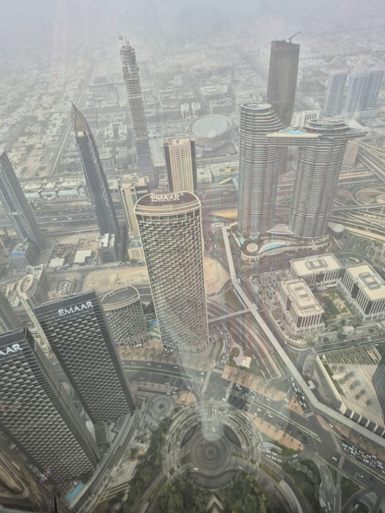 הנוף מבניין הבורג' ח'ליפה ביום אביך