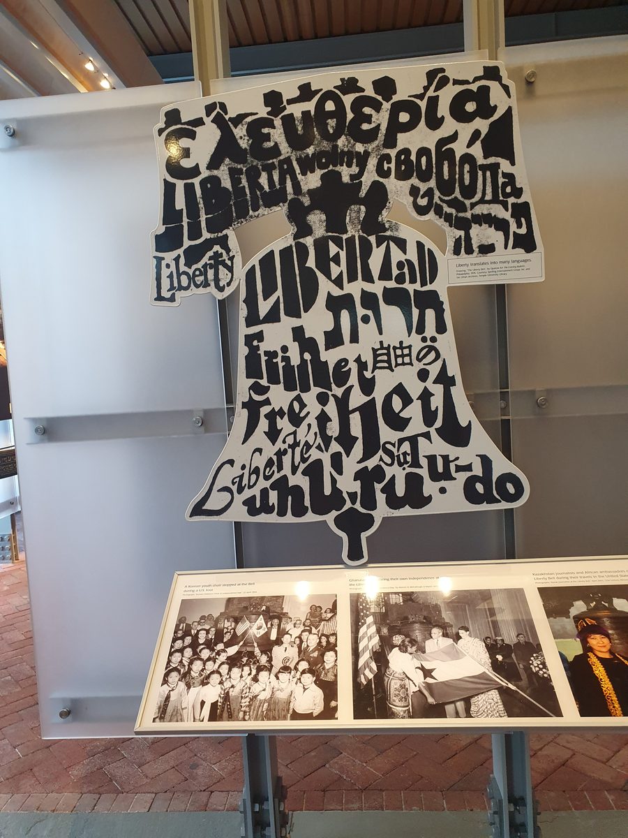 תצוגה במרכז פעמון החירות בפילדלפיה, צללית פעמון שממלאות אותה המילה חירות בשפות רבות ובהן עברית