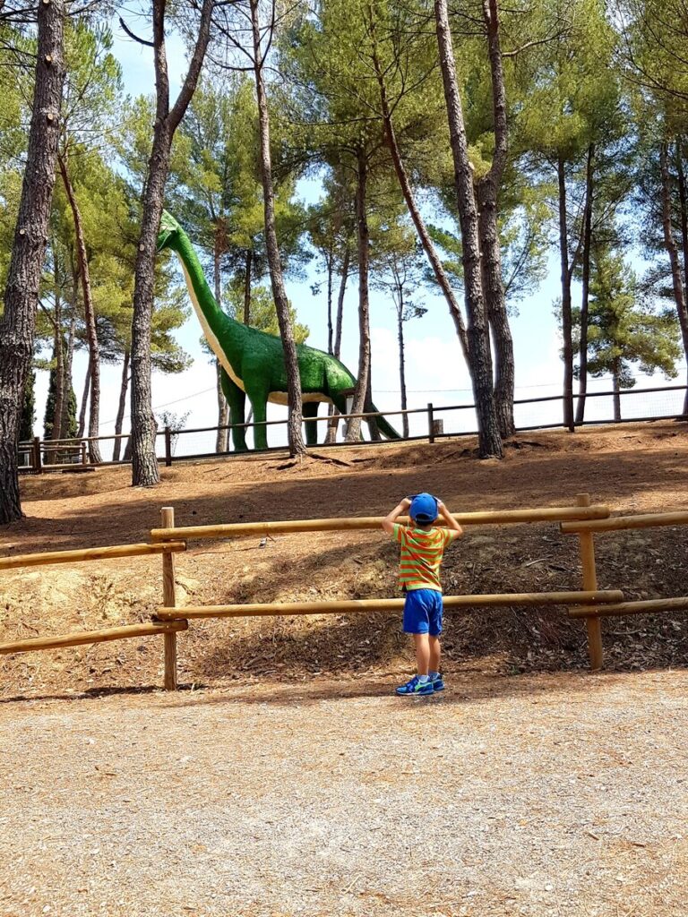 מבקרים בפארק הפרהיסטורי בפצ'ולי