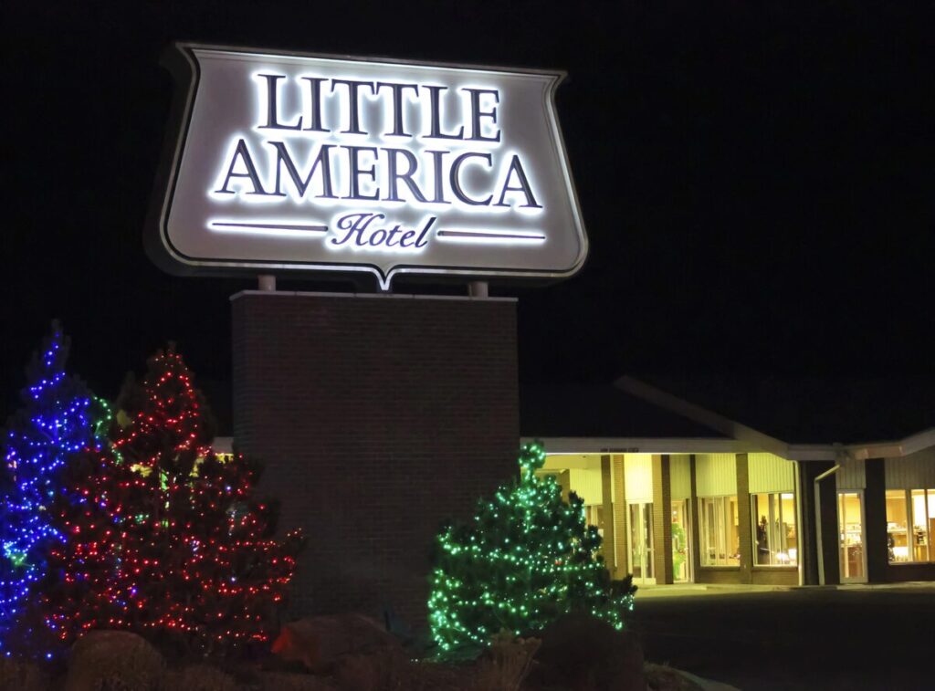 השלט של מלון Little America בפלאגסטף