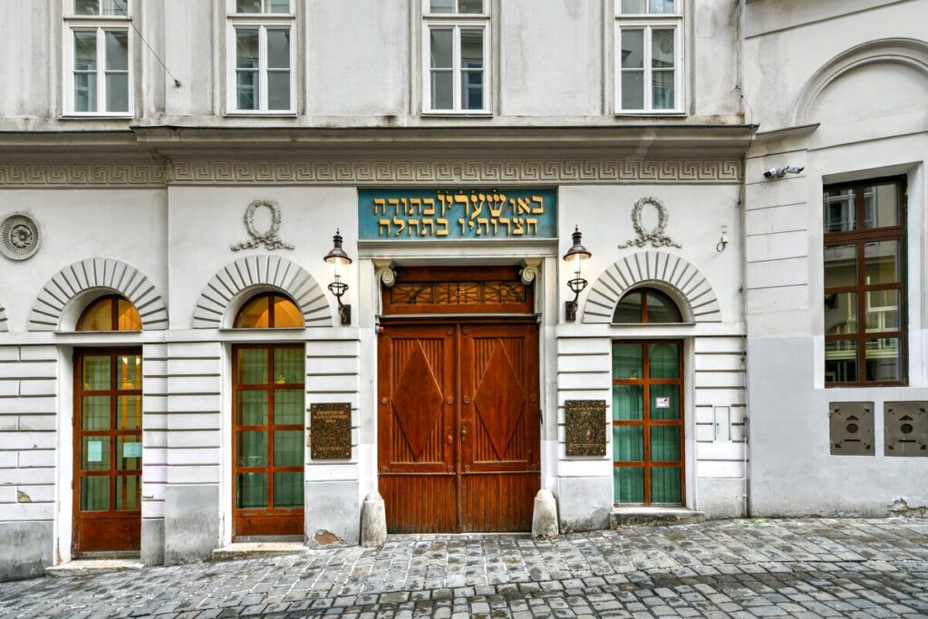 הכניסה לבית הכנסת המרכזי בוינה (Stadttempel)