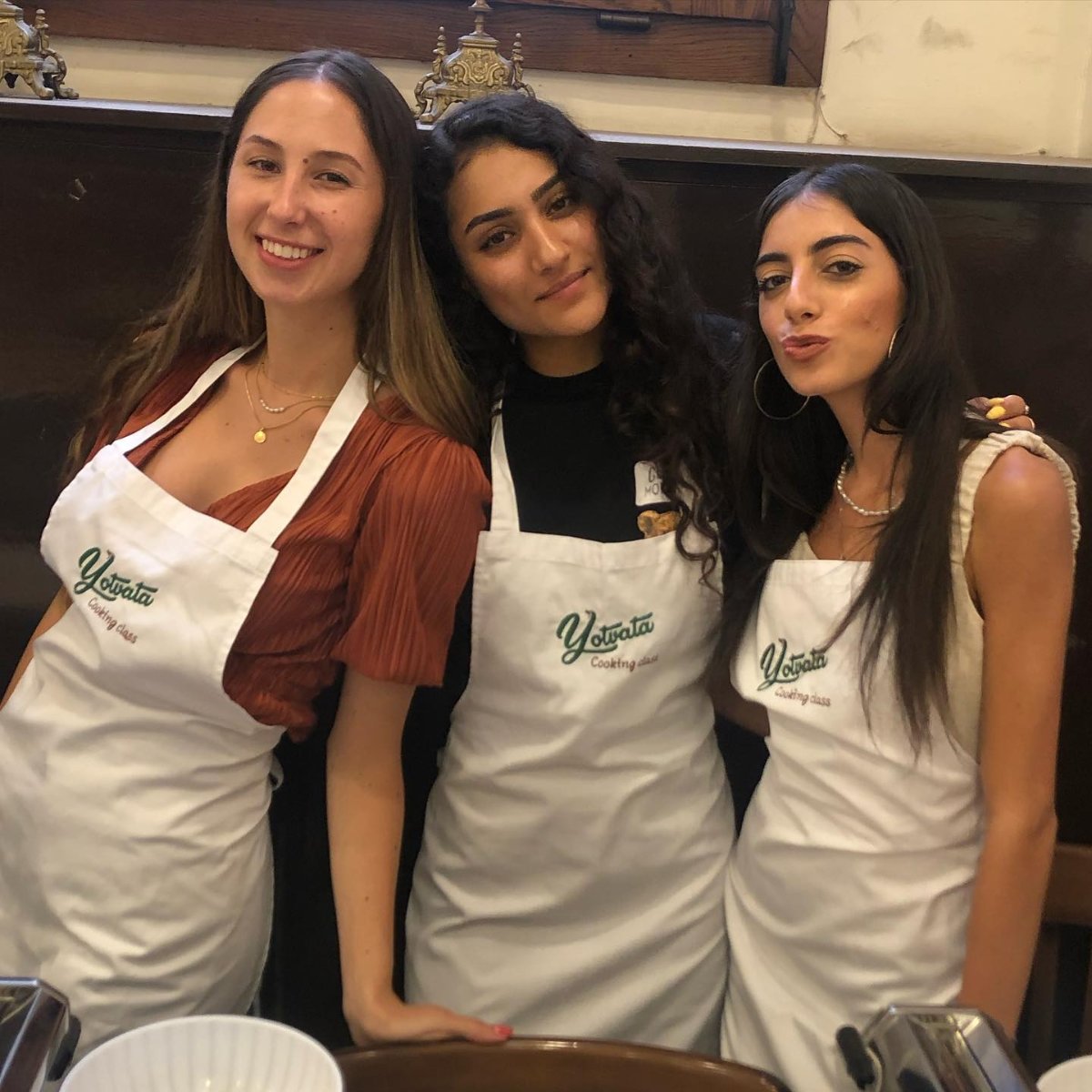 שלוש משתתפות בסדנת הפסטה של יטבתה